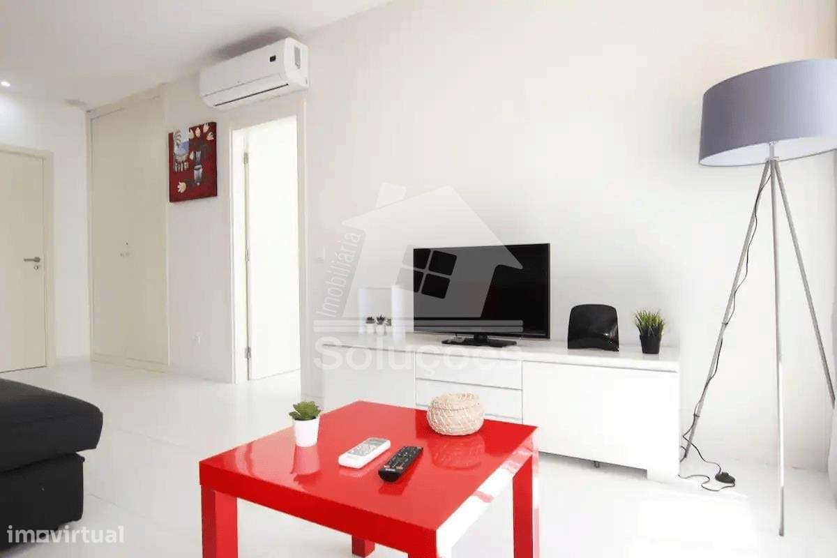 Apartamento T2 luminoso e bem conservado na prestigiada zona da Praia - Grande imagem: 3/13