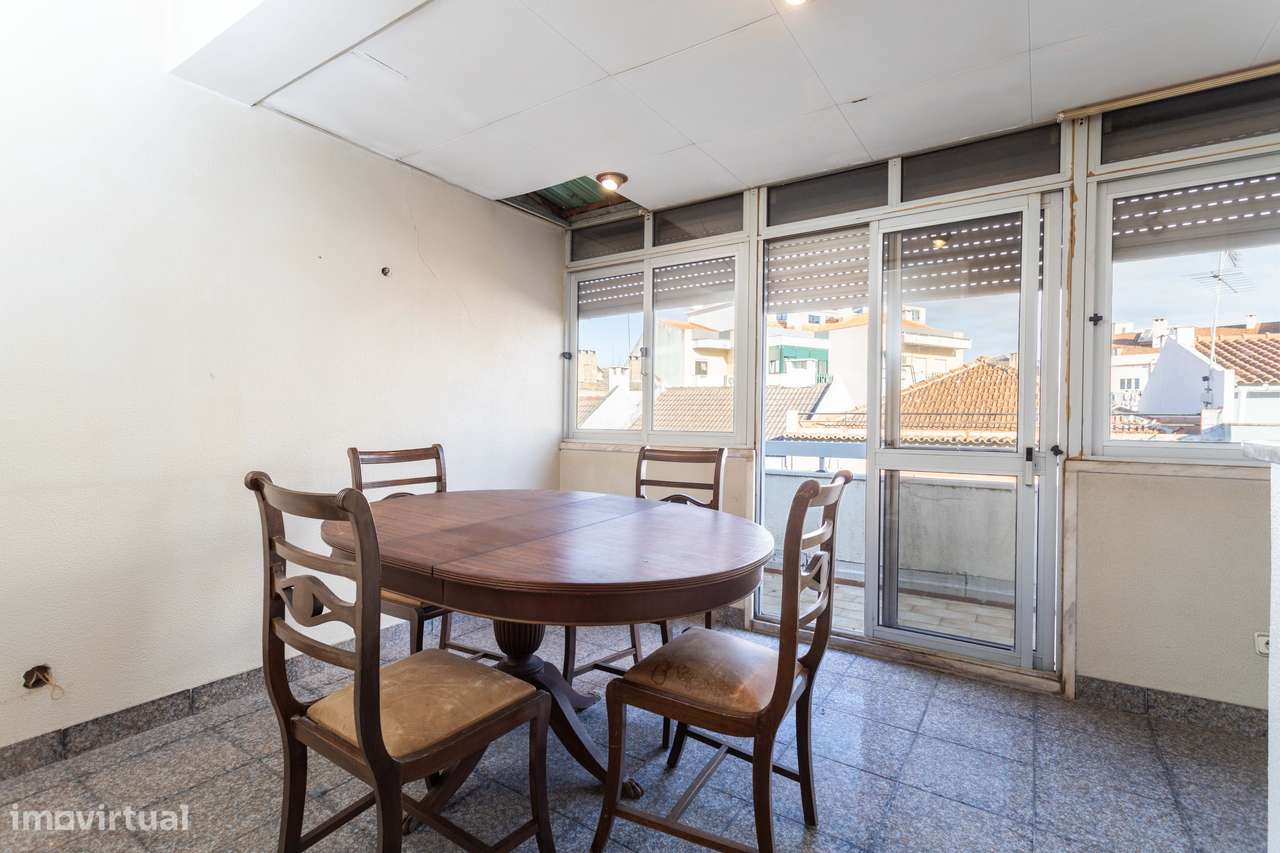 Apartamento T2 na Amadora: Potencial Único com Sótão e Varanda Solaren-19