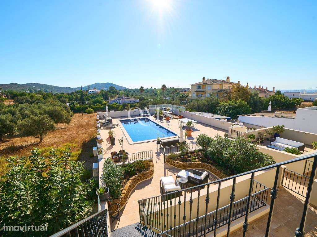 Duplex contemporâneo de três níveis em Santa Bárbara de Nexe, Algarve-0