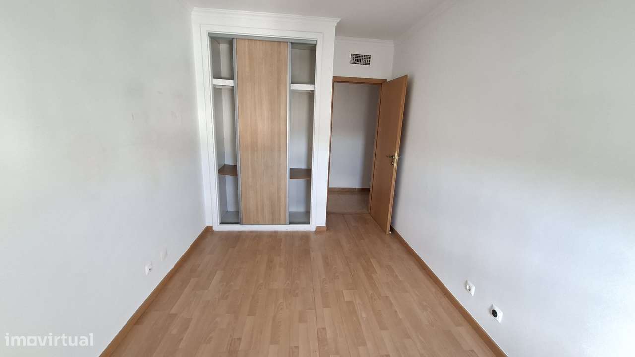 Apartamento T2 com 74m², Arrecadação e Estacionamento no Carregado-7