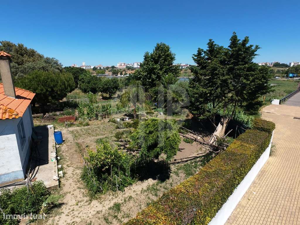 Moradia T3 + Área Terreno 4.150m2 + Atracadouro // P/Recuperar-23