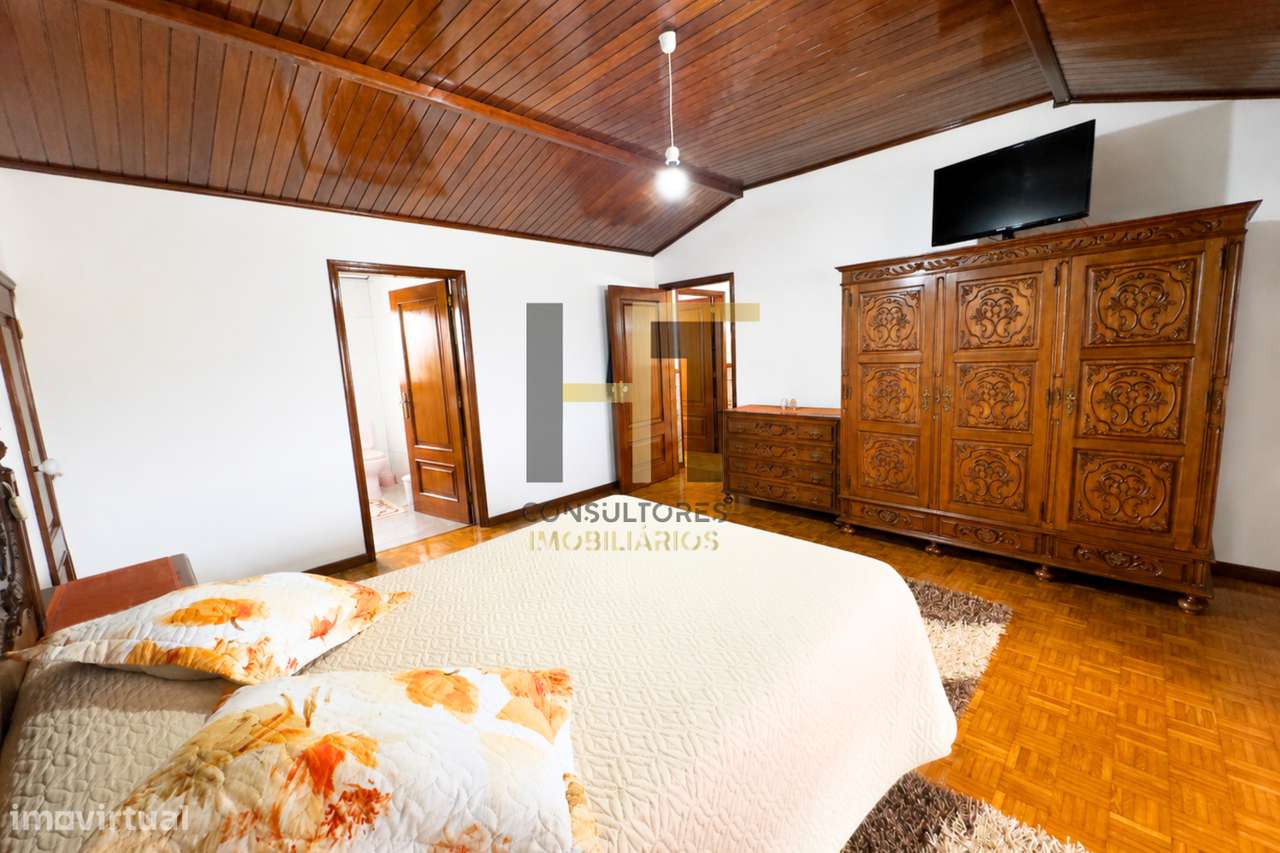 Moradia T4 em Lousada | 312m², 542m² de Terreno e Garagem para 3 Car-16