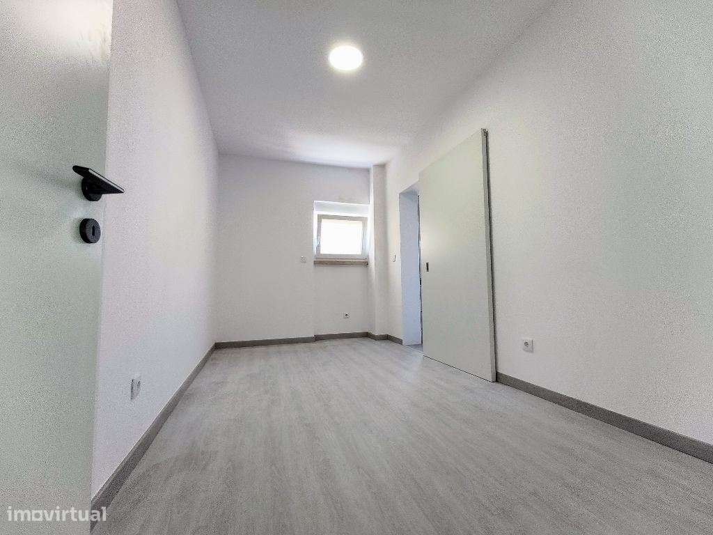 Apartamento T4 totalmente remodelado com suíte, varanda e vista rio...-6