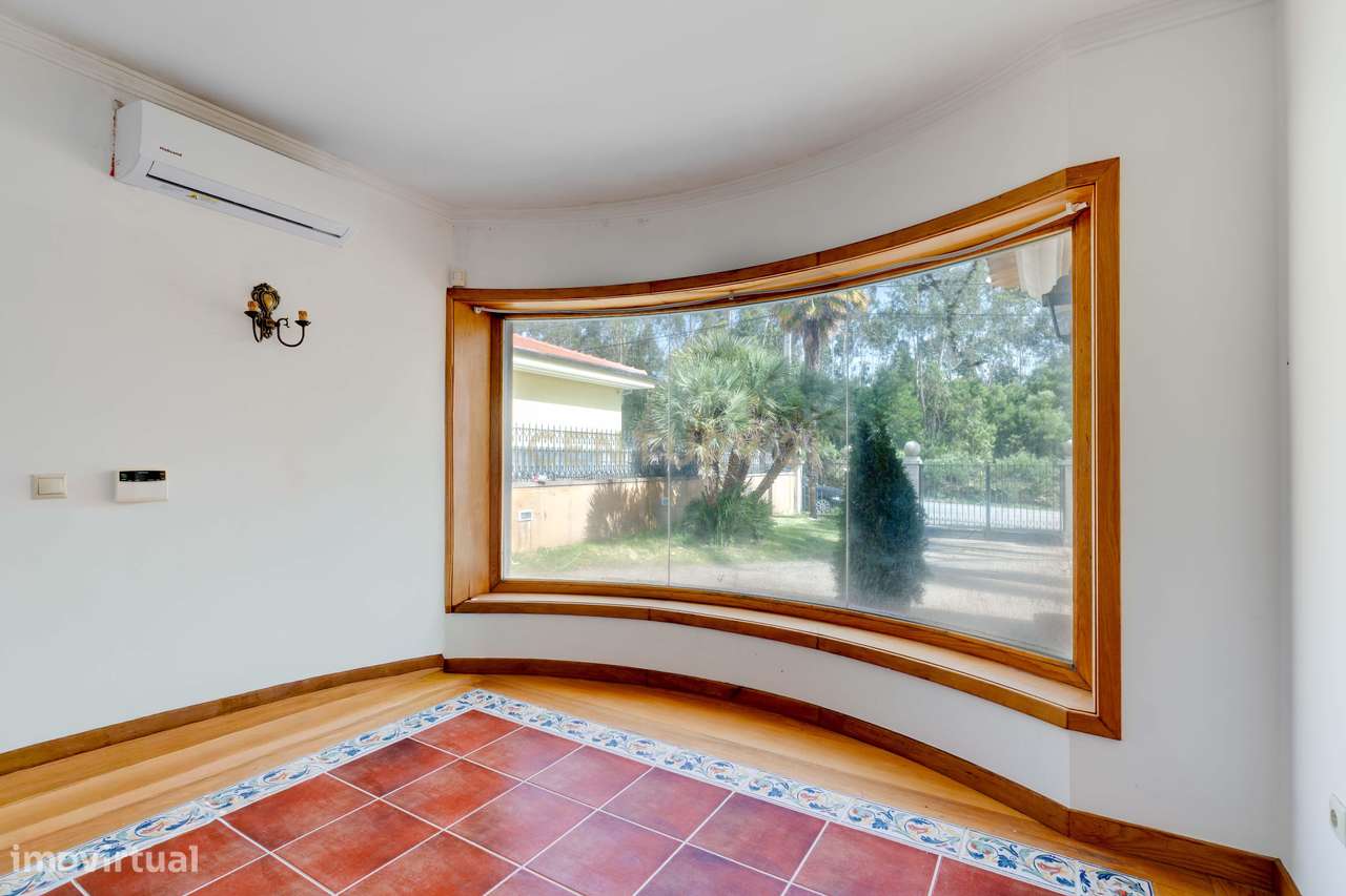 Encantadora Moradia de 4 Frentes-21