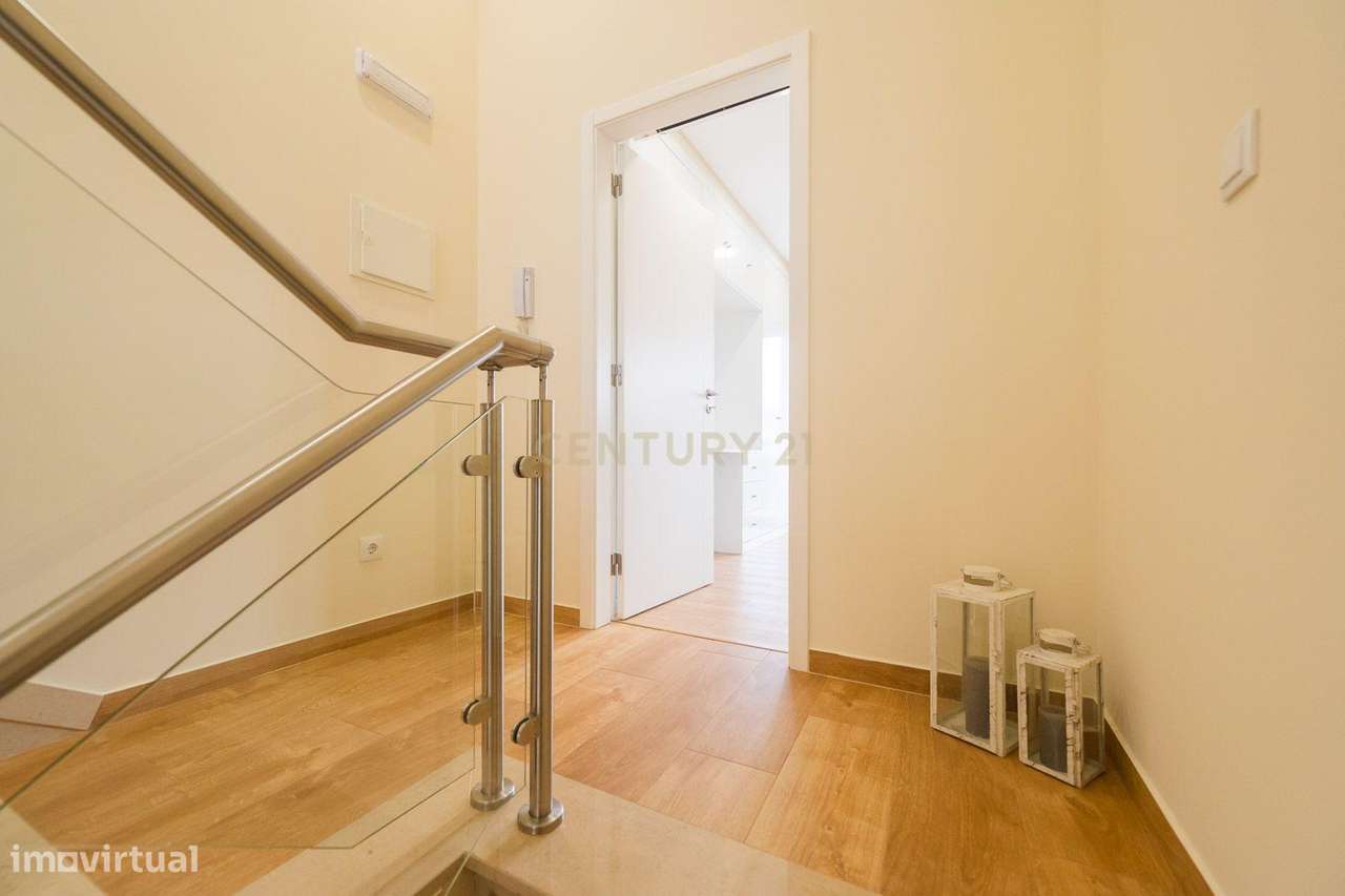 Moradia T3 localizada na aldeia de Cheleiros - Mafra-21