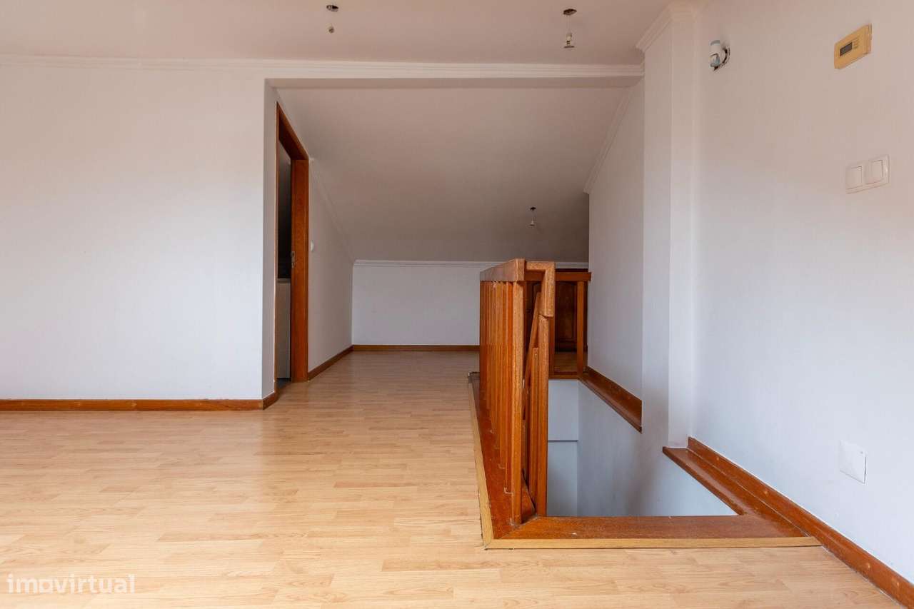 T2 Duplex com 101 m2 e 2 WC – Um apto. diferente na Amadora-26