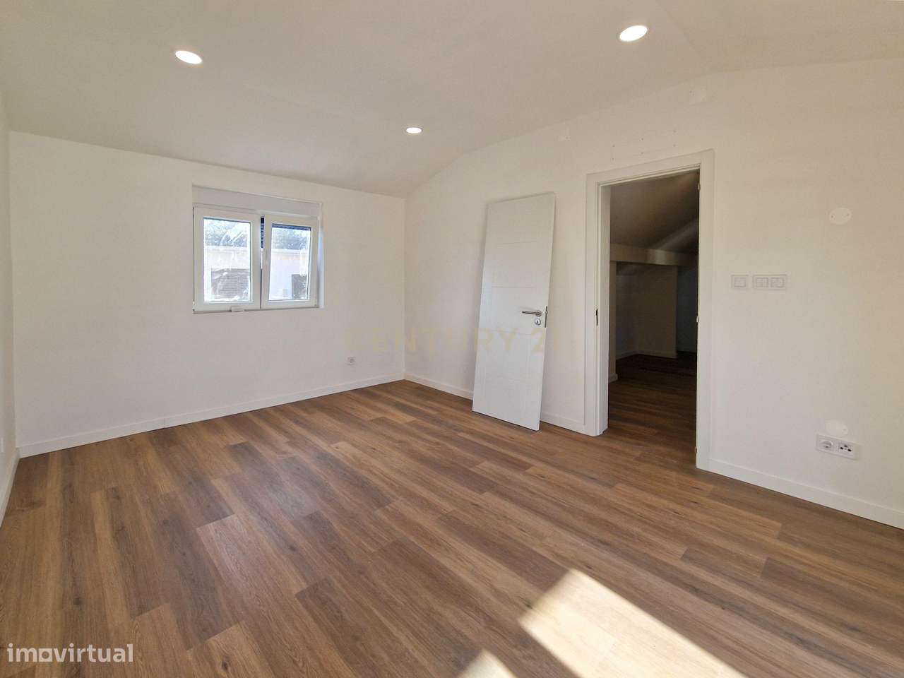 Moradia isolada c/ 4 assoalhadas totalmente remodelada c/ possibilidad-17