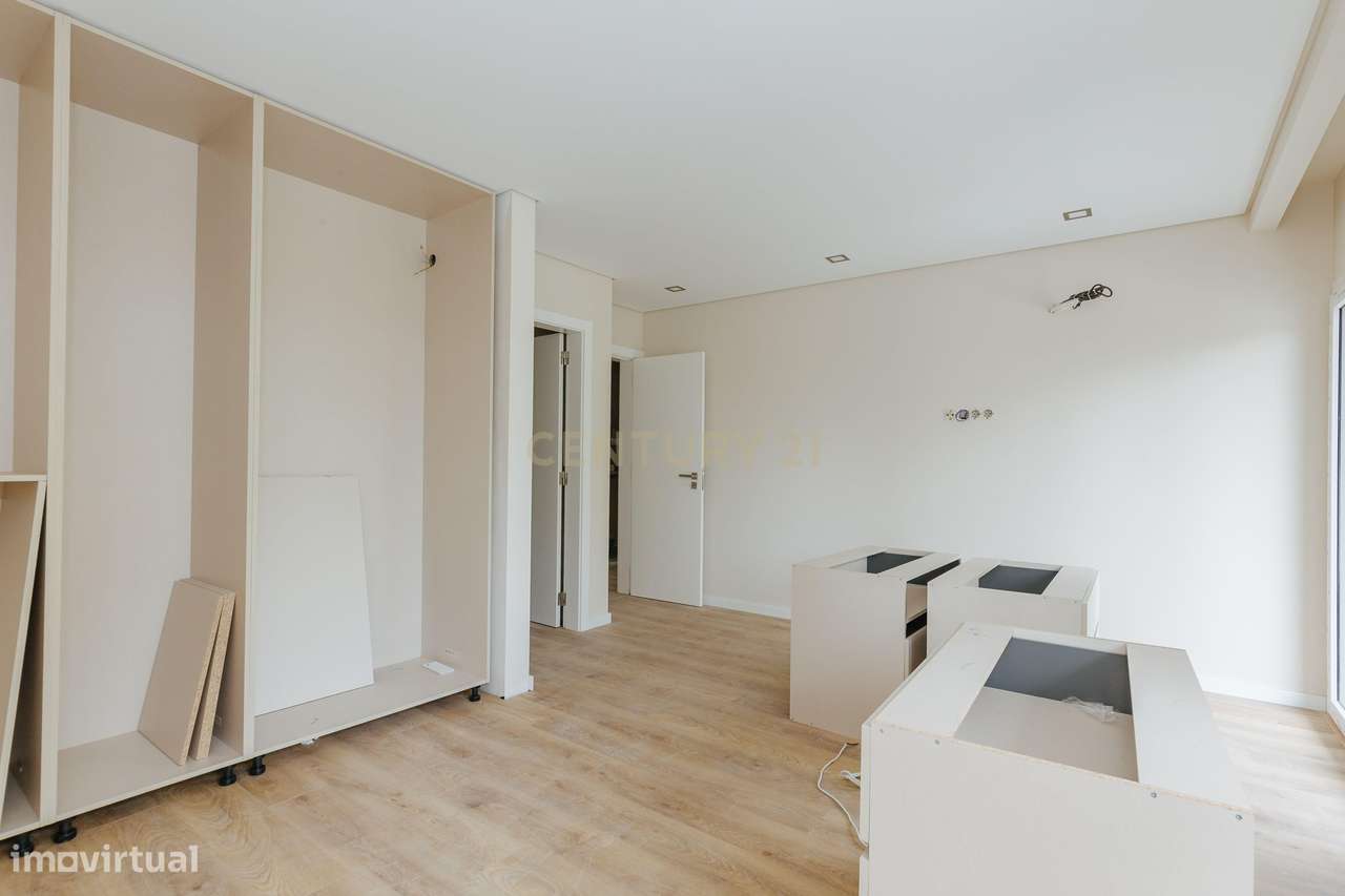 Apartamento T2 Novo com Vista Panorâmica em Loures-57