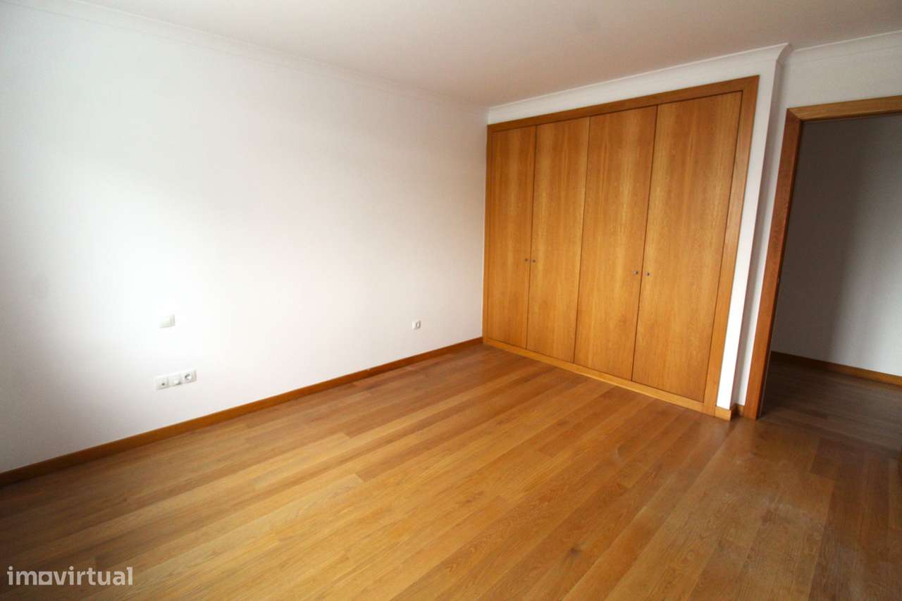 Apartamento T2 com Terraço – Zona do Fórum Viseu-11