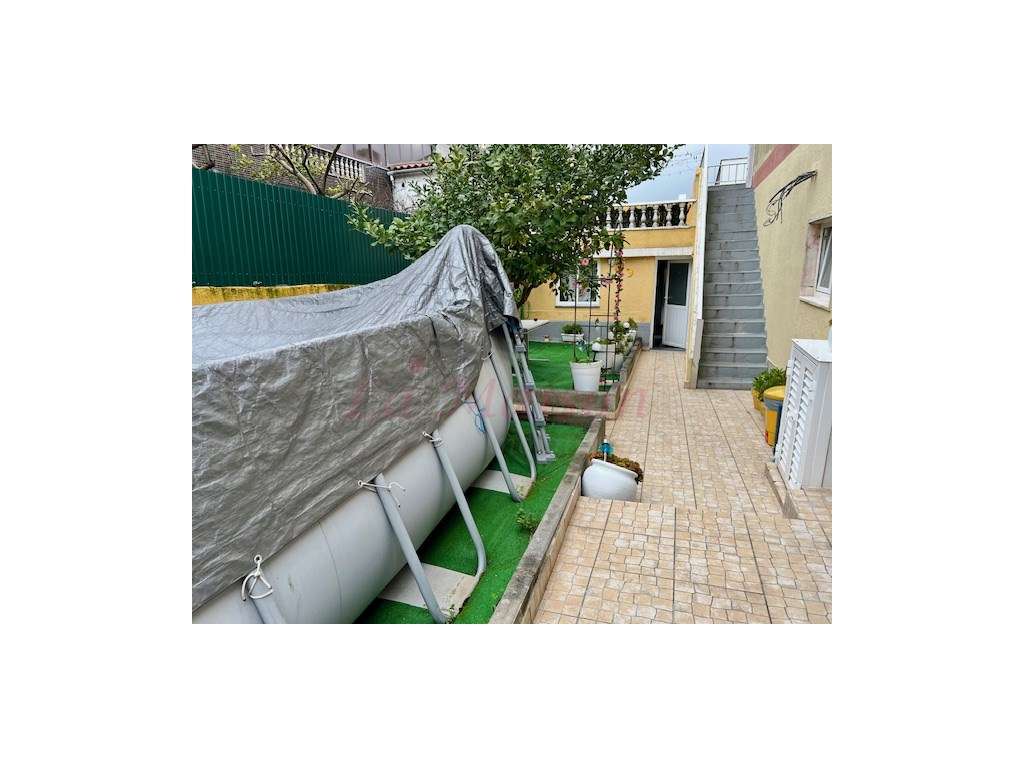 Moradia V5 Duplex em Famões-16