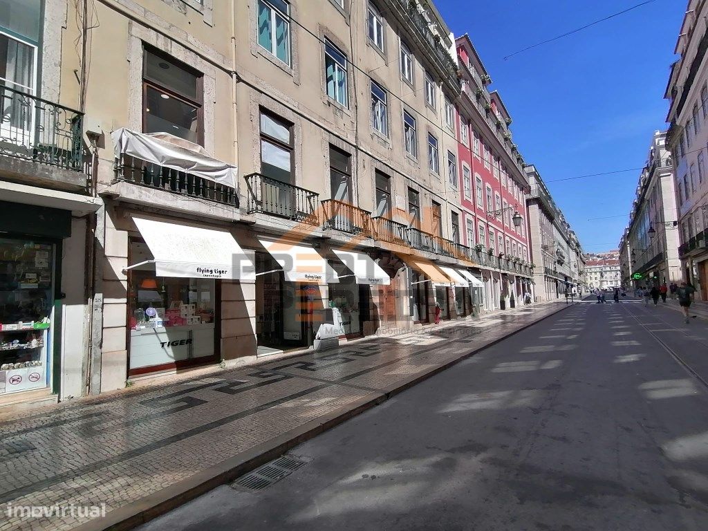 Loja para comércio, em edifício residencial, situada em p...