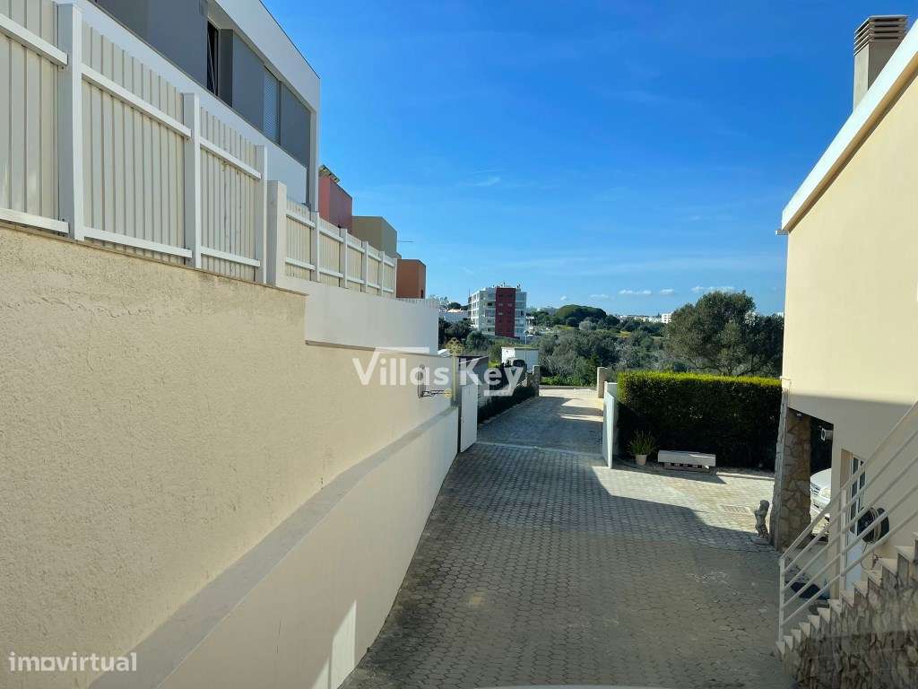 Moradia T4+2: Conforto, Elegância e Localização Privilegiada! - Grande imagem: 4/38