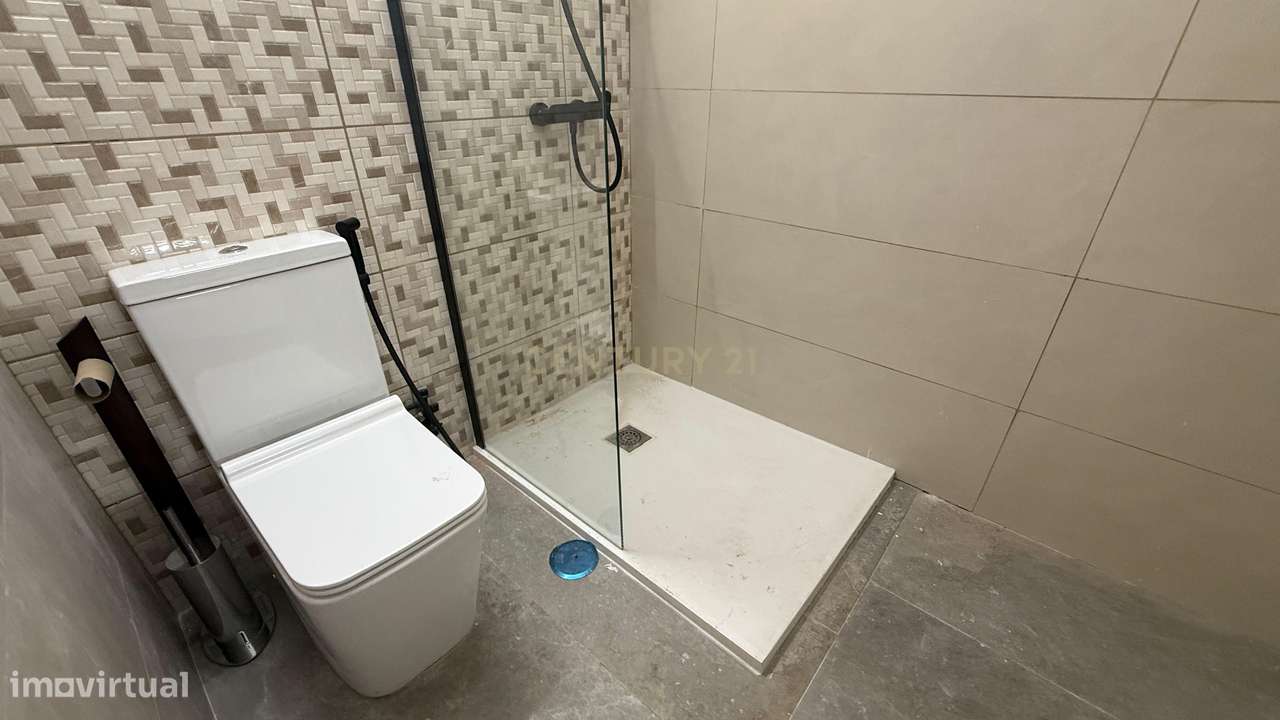 Excelente T2 Renovado com Potencial para T4 e Loja no Rés-do-Chão em C-13