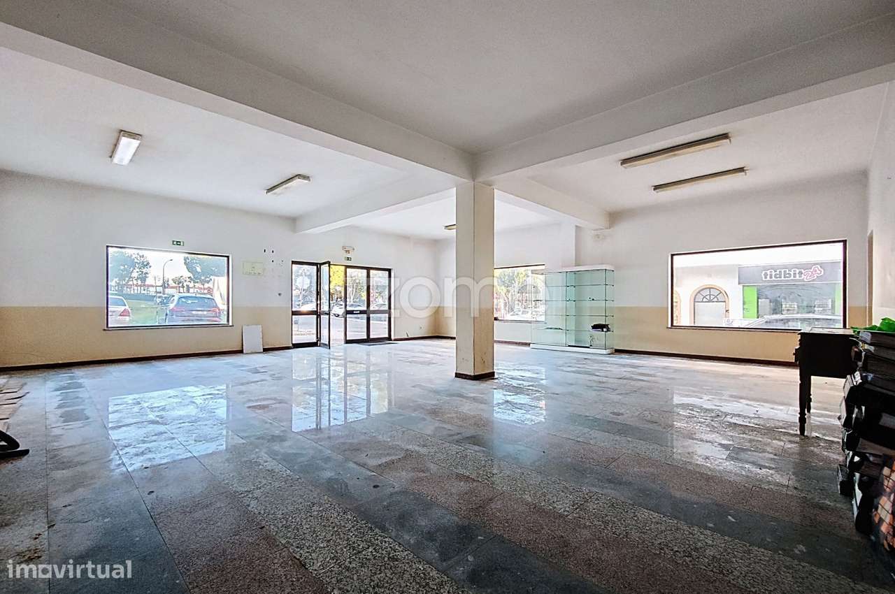 Loja no centro de São Bartolomeu de Messines com 216m2-9