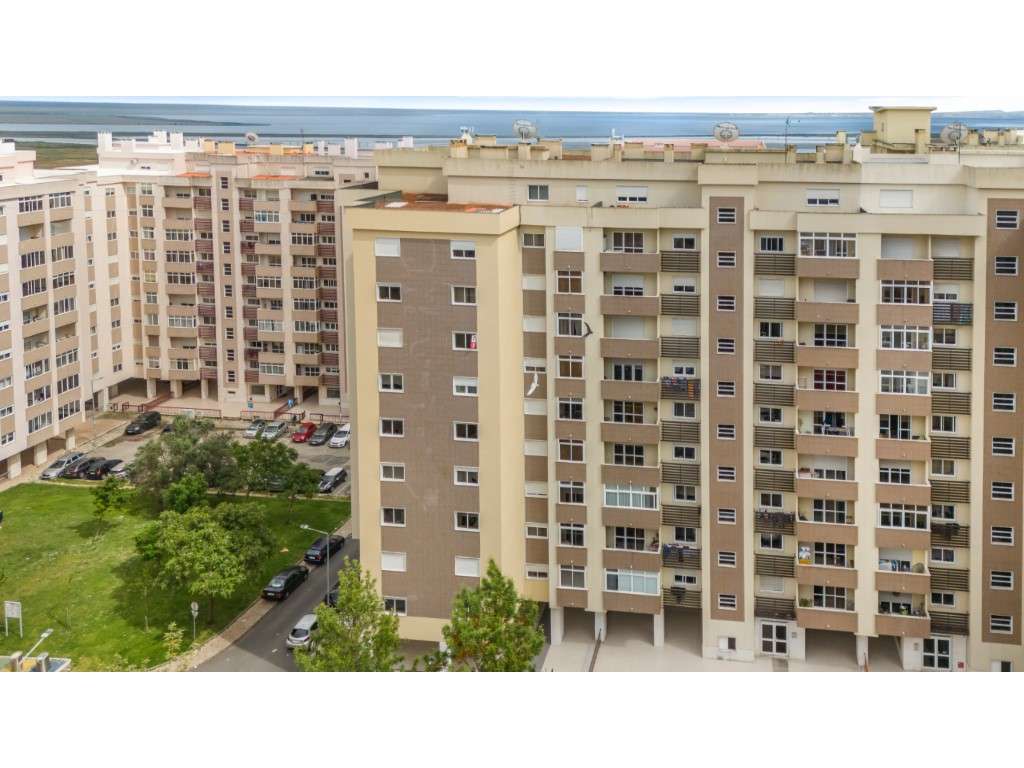 Apartamento T3 com Varanda e Garagem Box, na Quinta da Piedade-26