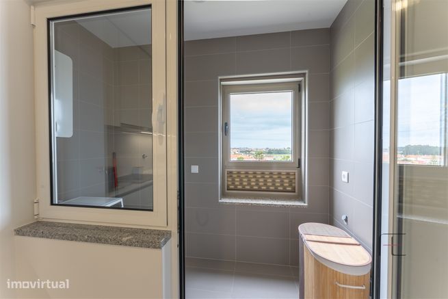 Apartamento T3 como novo, 2 lugares de garagem e 2 arrecadações, Esmor-12
