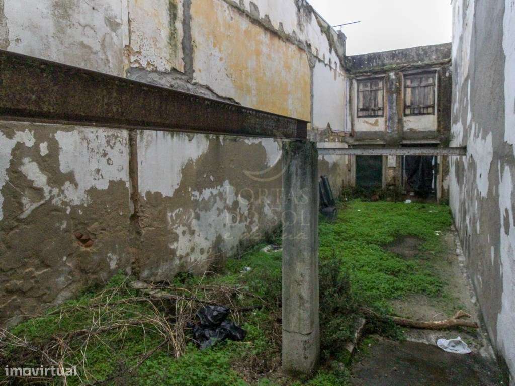 Imóvel c arquitetura histórica na rua principal do Cartaxo.-17