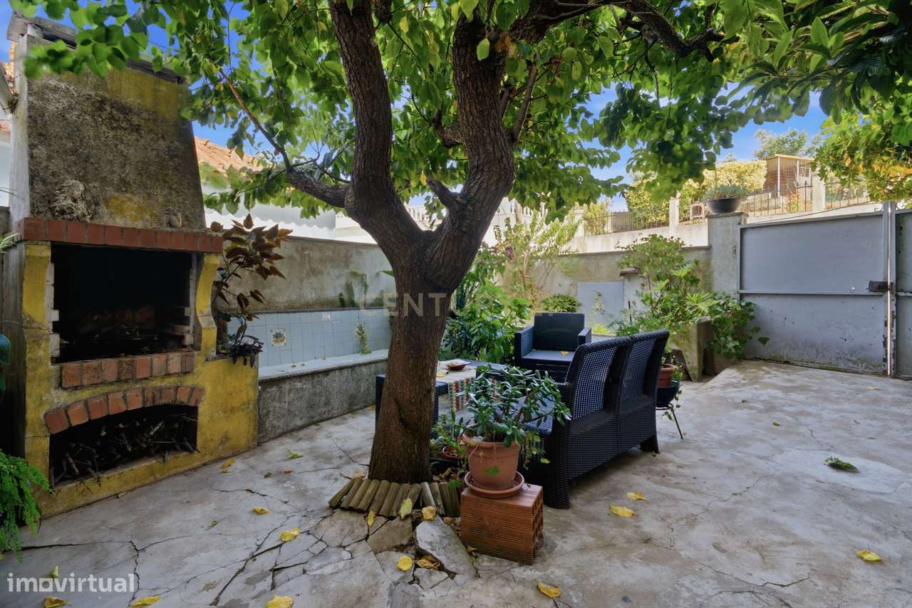 Moradia T4 com Espaço Exterior e Garagem na Aldeia Gavinha-19