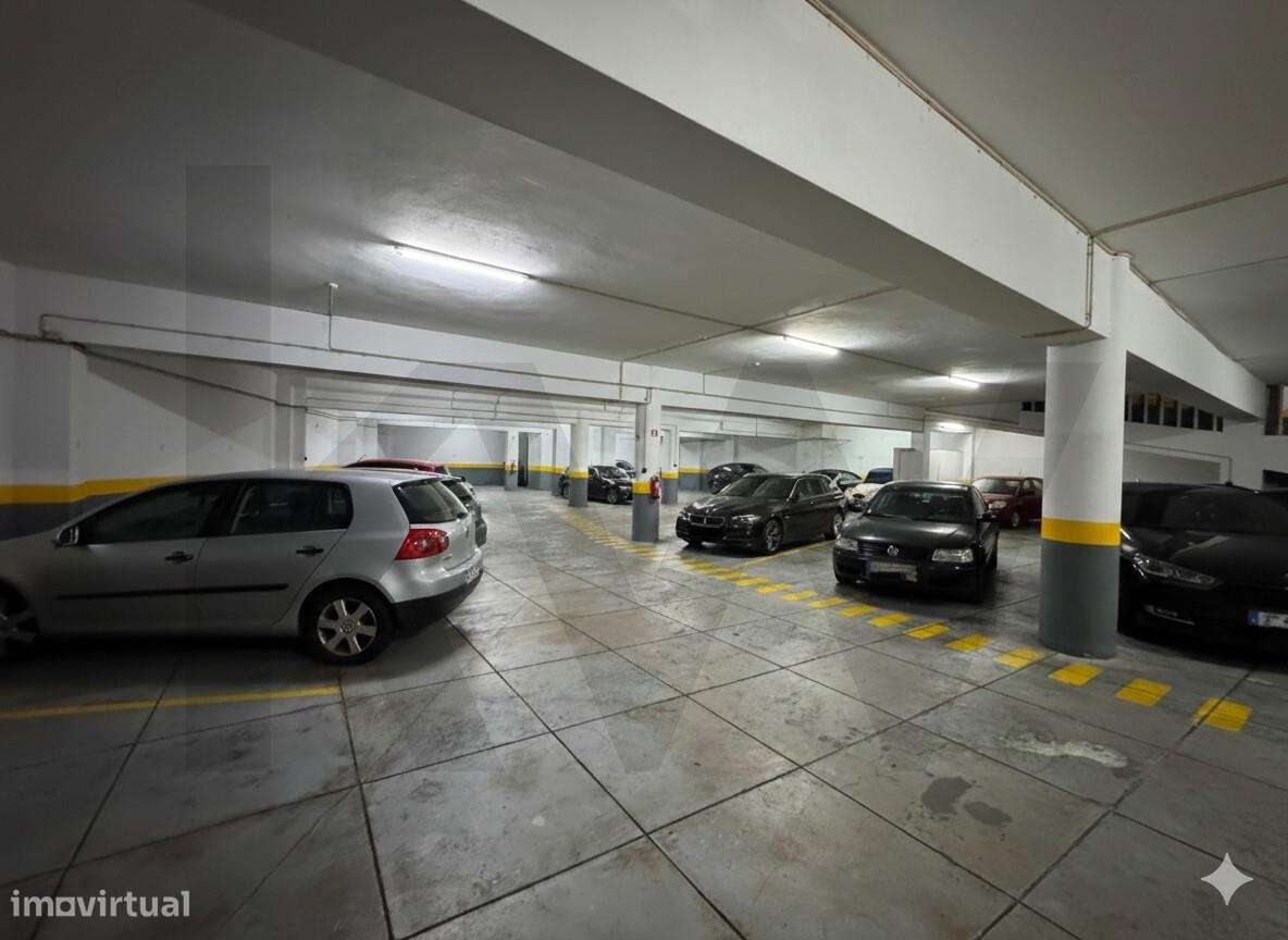 Garagem - 53 lugares - À Praça de Velasquez - Porto - Grande imagem: 4/17