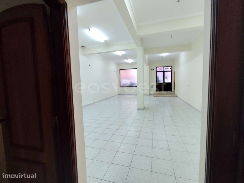 Loja comercial com 2 wc(s) arrumos e espaço amplo com montra - Grande imagem: 5/13