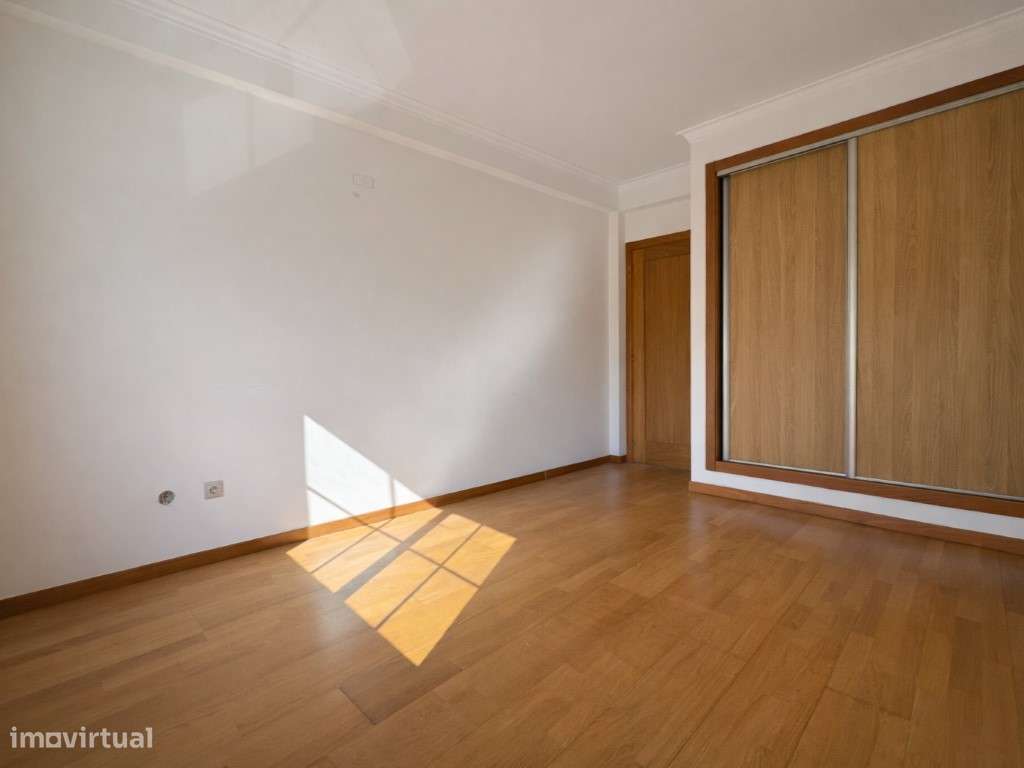 T3 com Varanda, Arrecadação e 2 Lugares de Garagem-14