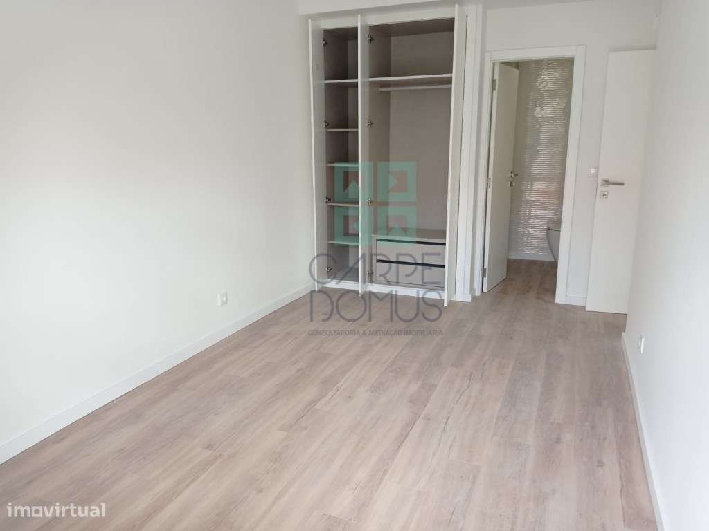 Apartamento T3, totalmente renovado, c/ varandas, na Avenida do Uru...-16