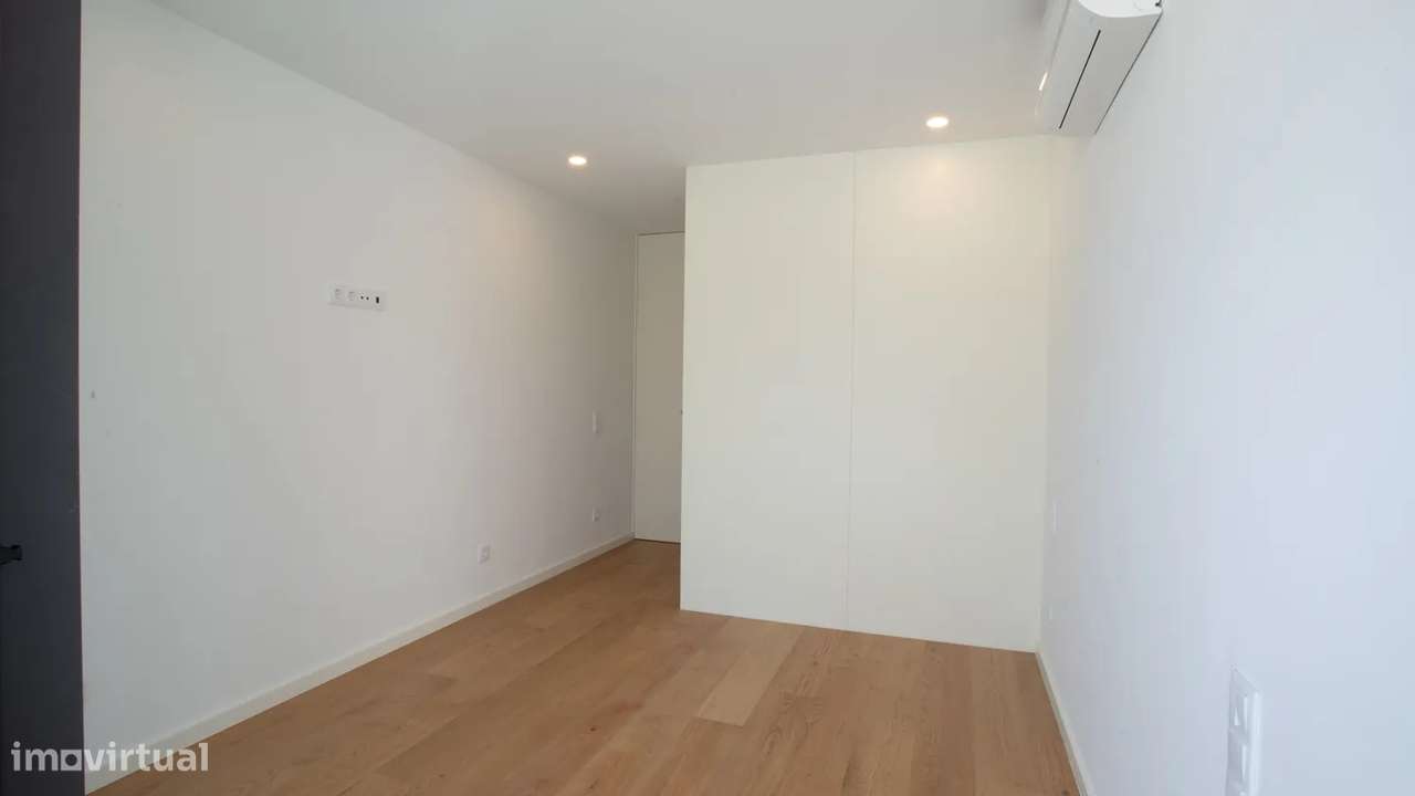 T2 Como Novo c/ Vistas Mar e Garagem Box em Canidelo-8