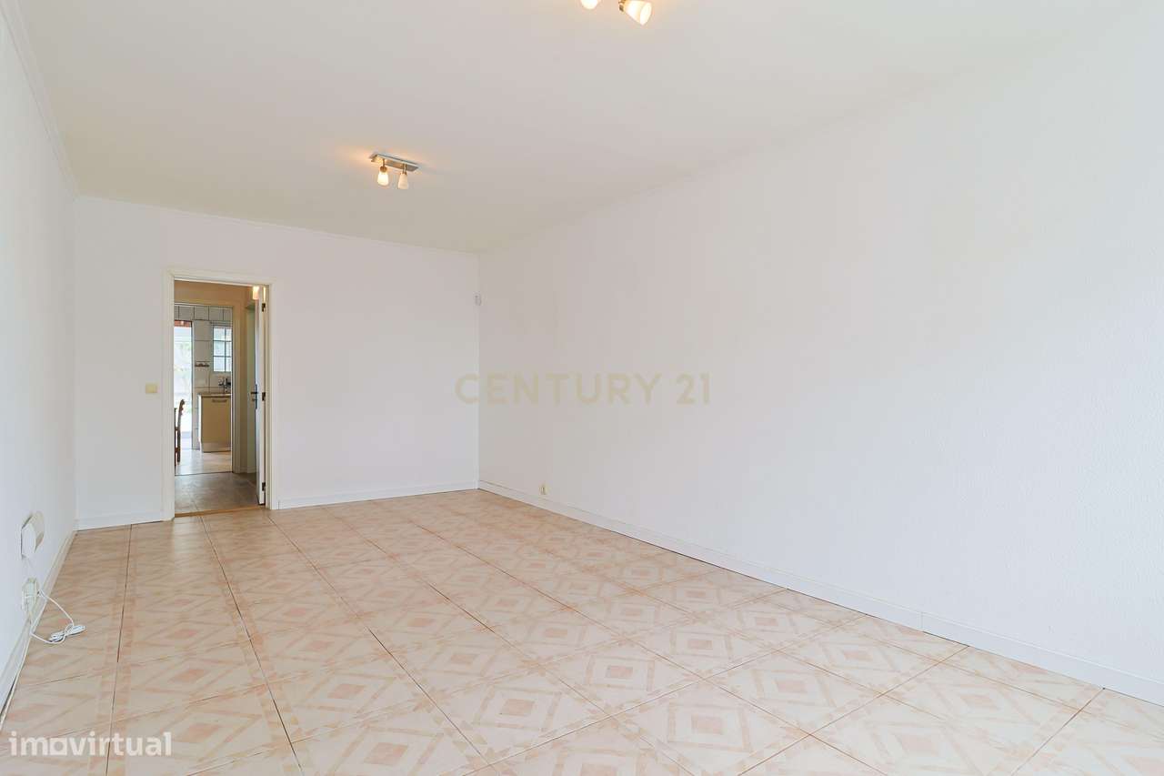 Moradia T2+1 com sótão, garagem, jardim e logradouro – Ponta Delgada-5