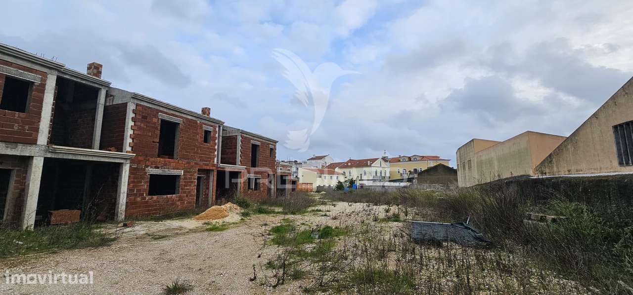 Terreno urbano com 6 moradias em construção - Grande imagem: 4/18