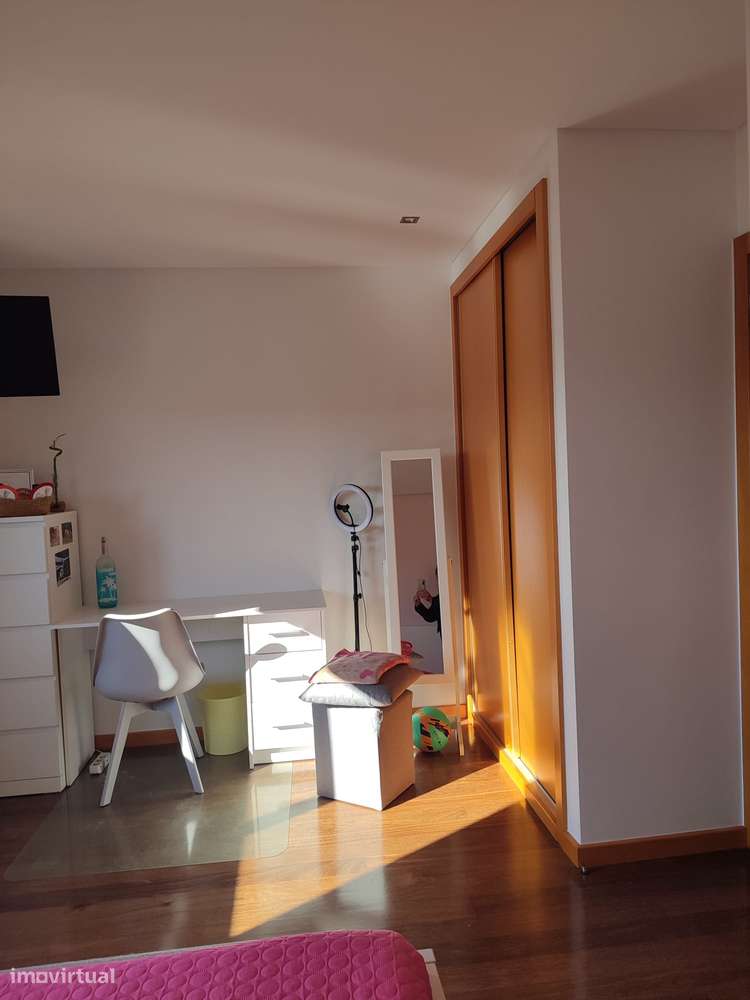 Moradia c/4 quartos(2 suites)+escritório, condomínio fechado c piscina-8