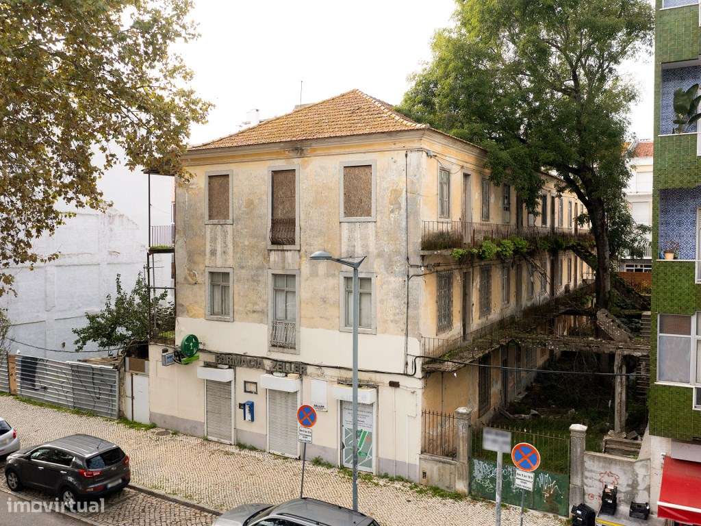 Prédio em Ruína em Pleno Coração de Queluz-1