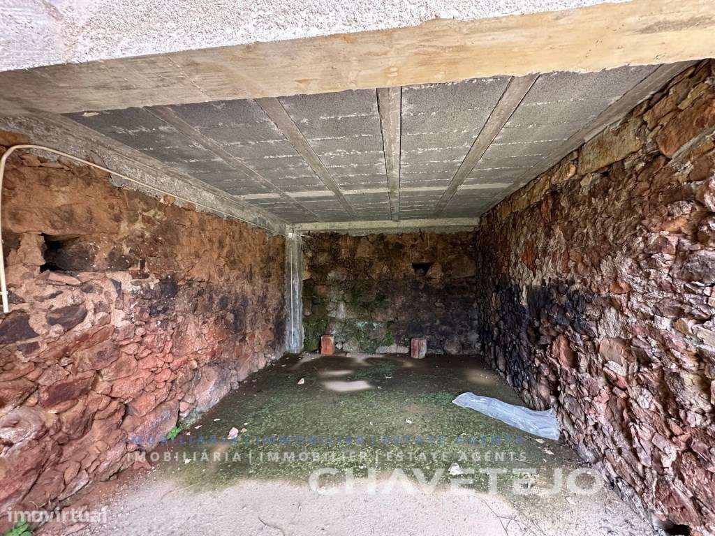 Quintinha com duas casas de campo e uma arrecadação a cerca de 4 km...-39