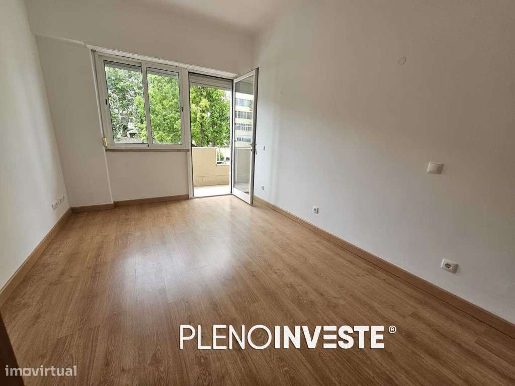 Apartamento T4 transformado em t3 na cova da piedade Almada-11