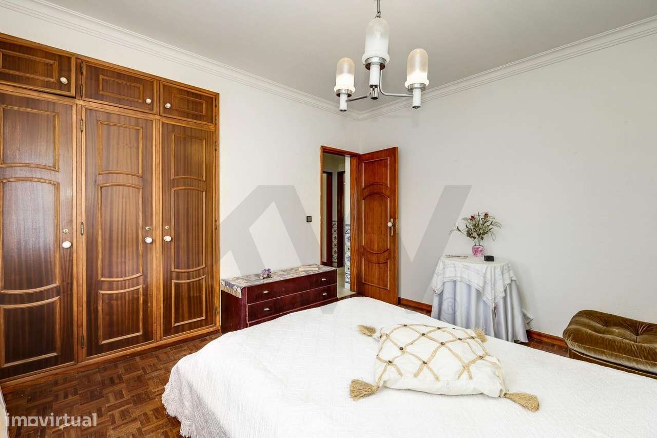 Moradia T6 em Sintra com jardim, garagem e vista de mar ao fundo-19
