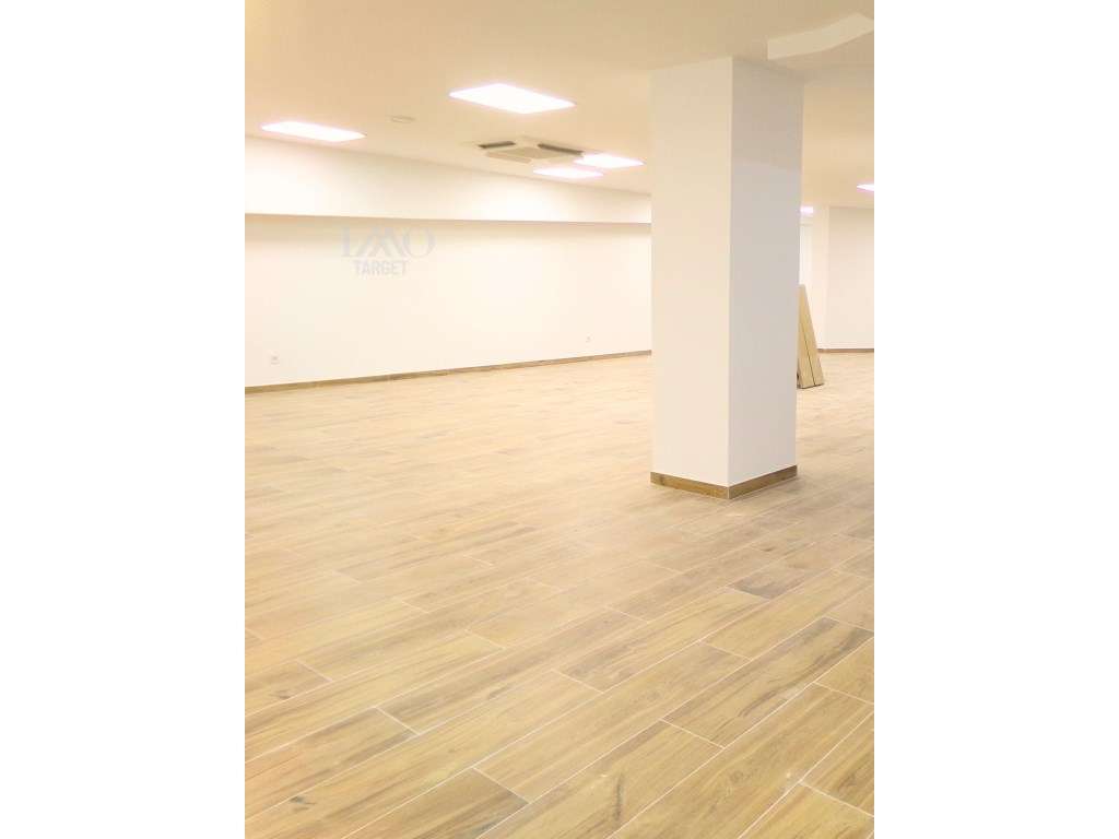 Espaço comercial com 586m² em Benfica-14