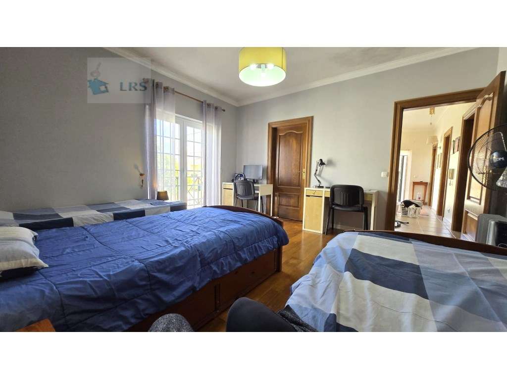 Moradia em Alcoitão - Excelente Oportunidade

Situada numa zona r...-32