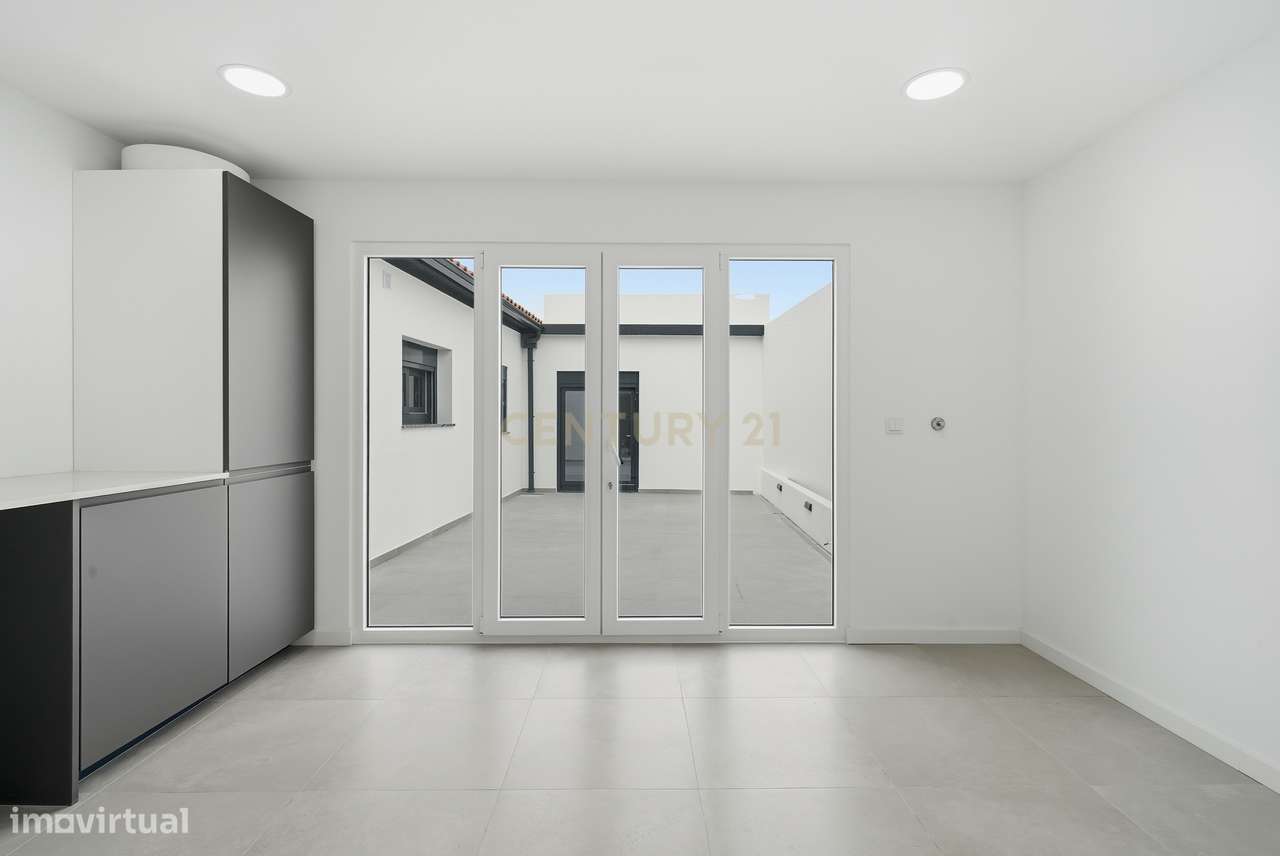 Moradia Renovada com Jardim, no Sarge-23