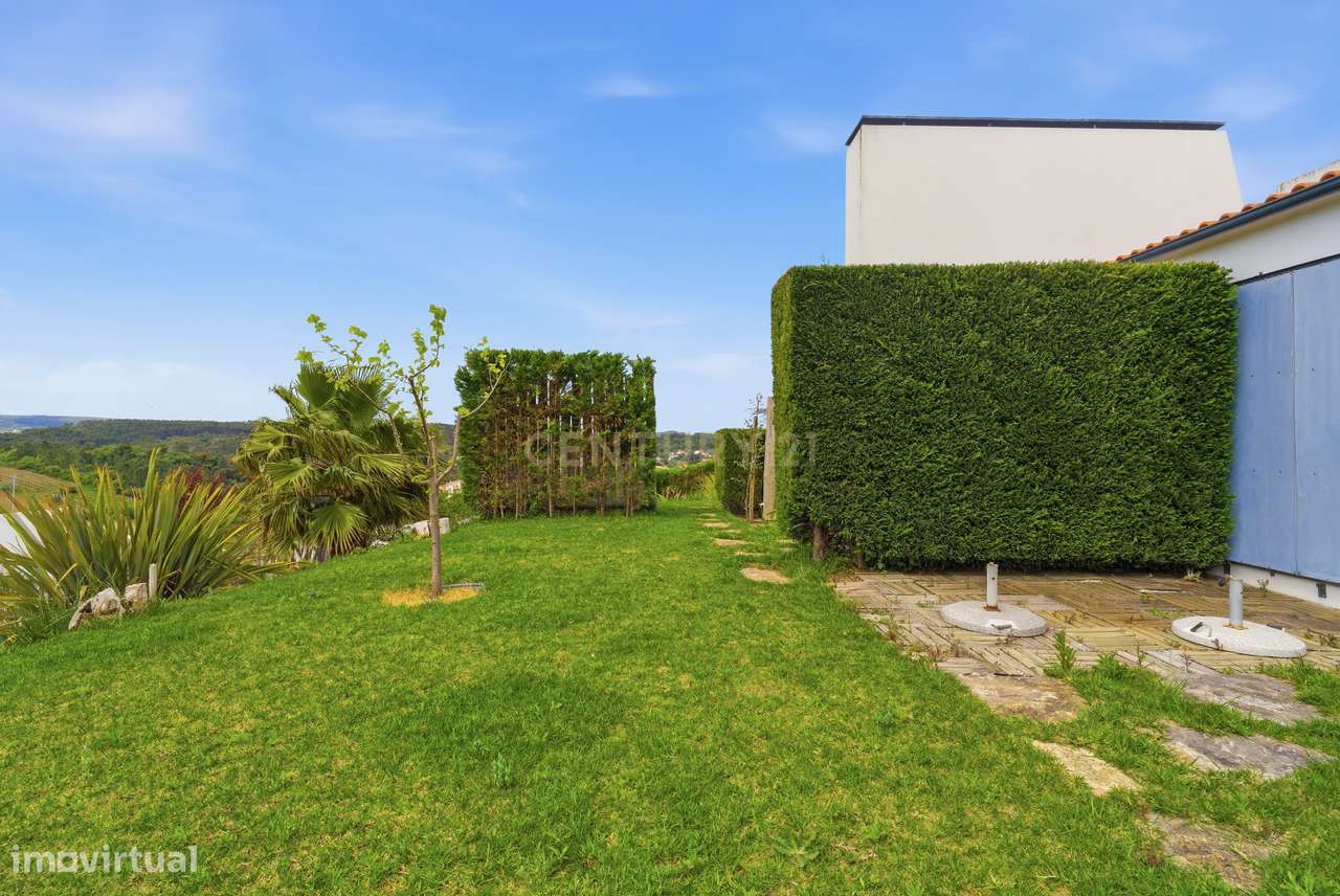 Quintinha T4 com edificação contemporânea no coração do Oeste, com ter-32