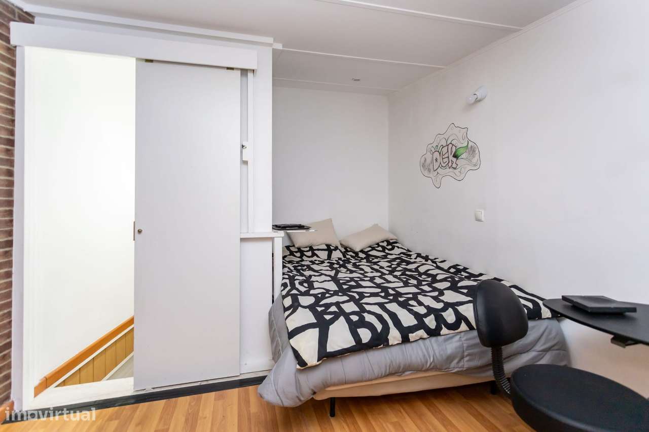 Moradia independente na Rua da Escola Nova-12