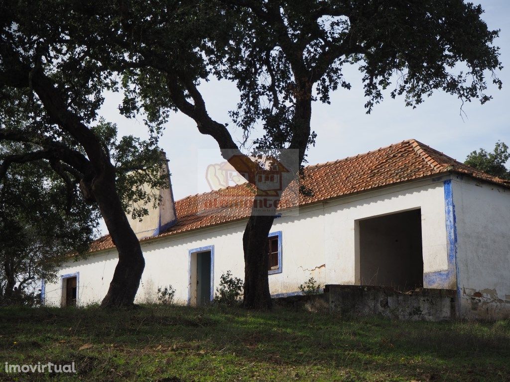 Terreno com 12 hectares, ruína e projeto aprovado para Ho...