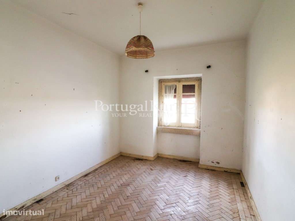 Quinta com casa de habitação T5 e diversas construções-46