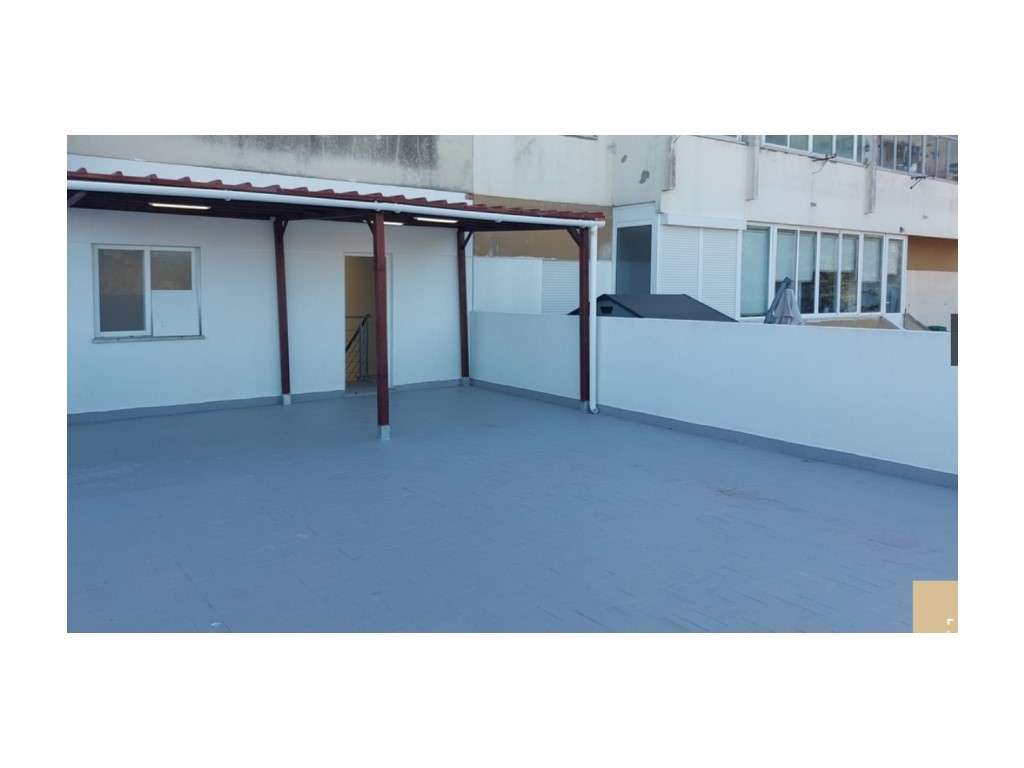 Vende se espaço comercial transformado em habitação, (T4) com terra... - Grande imagem: 2/20