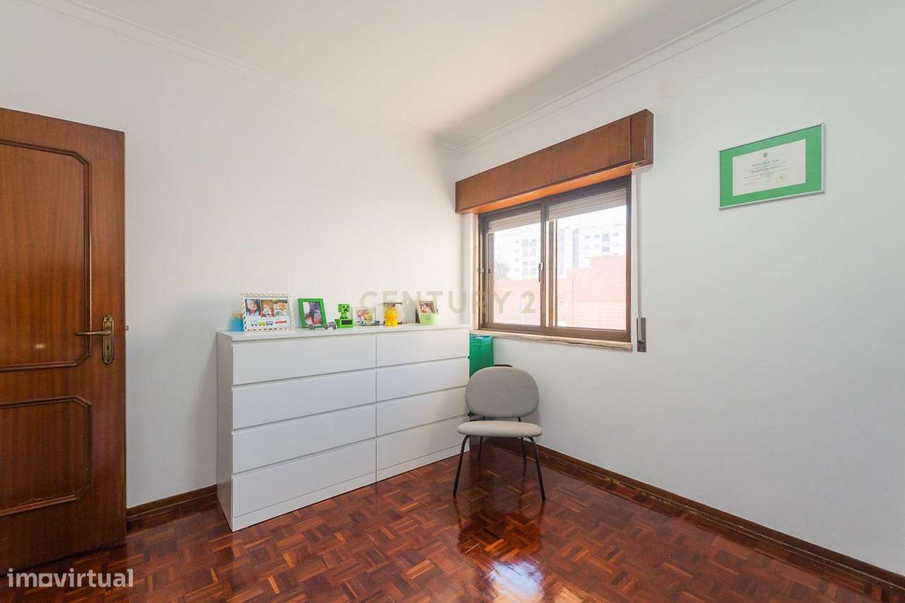 Apartamento T2 em bom estado, parcialmente remodelado-29