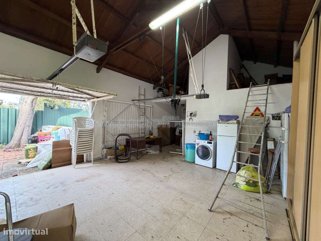 Moradia V4 com jardim relvado e piscina.-23