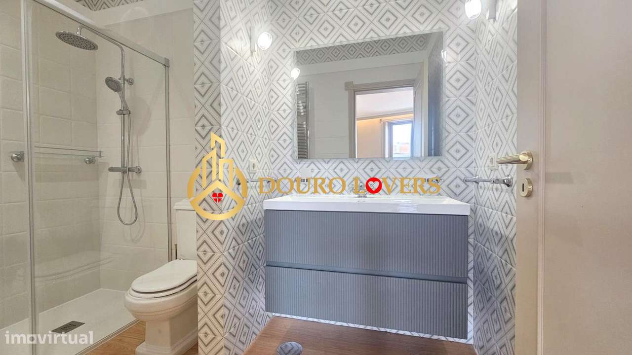 Moradia Elegante com 2 Suítes, Terraço e Garagem | Vila Nova de Gaia - Grande imagem: 5/35