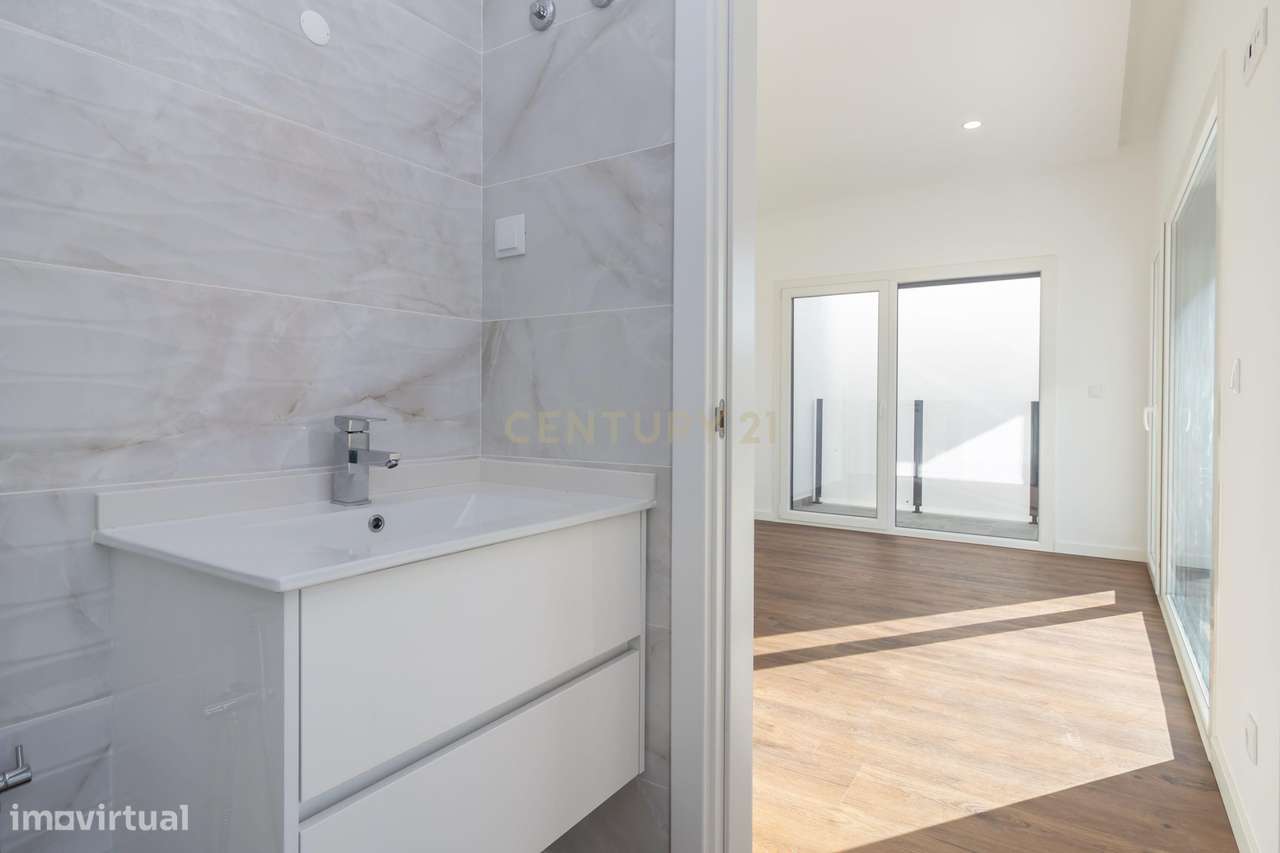 Moradia Nova T4 com piscina e garagem - Sobreda - Charneca de Caparica-21
