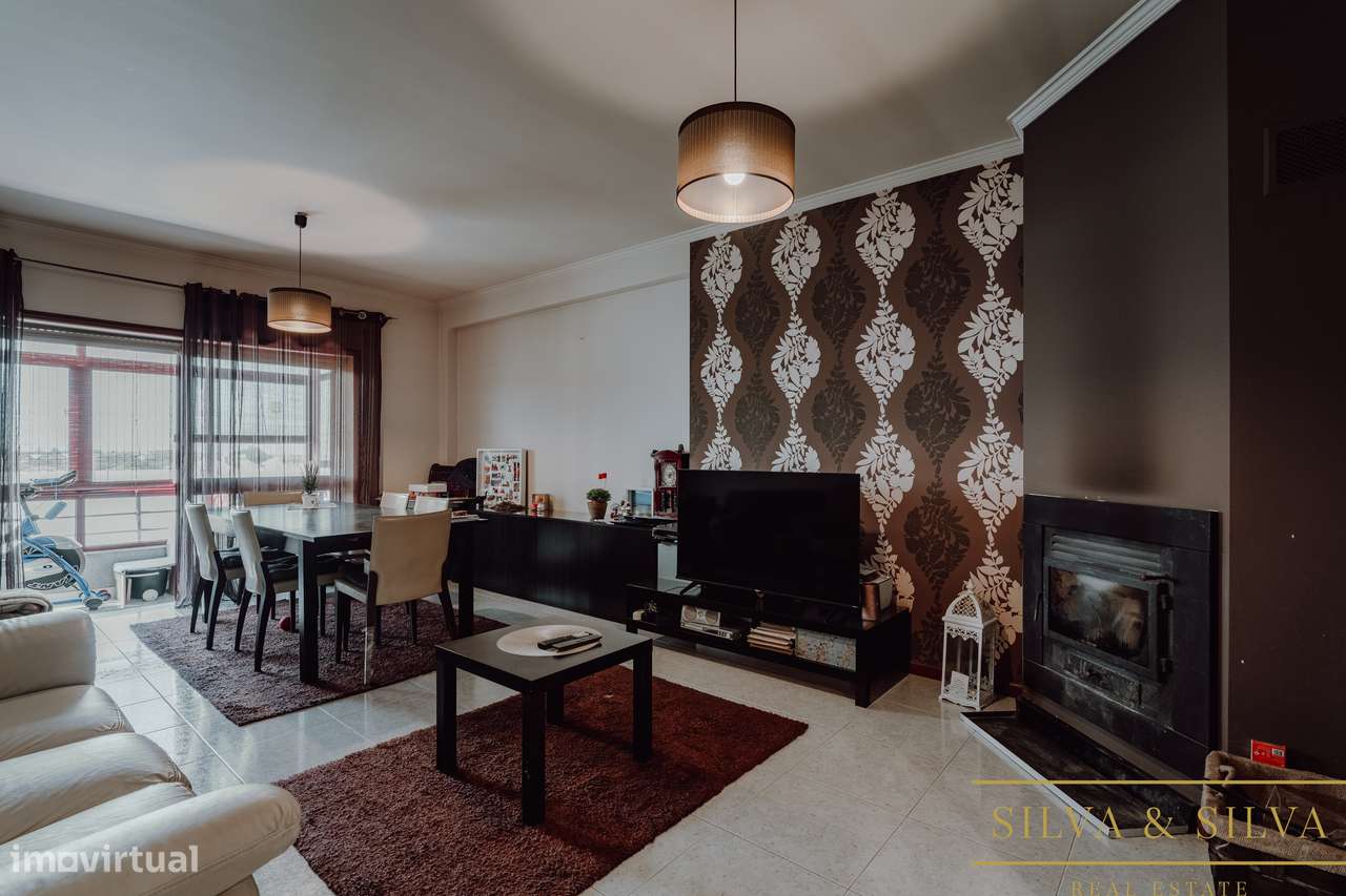 Apartamento T2+1 com garagem  no centro de Canelas-11