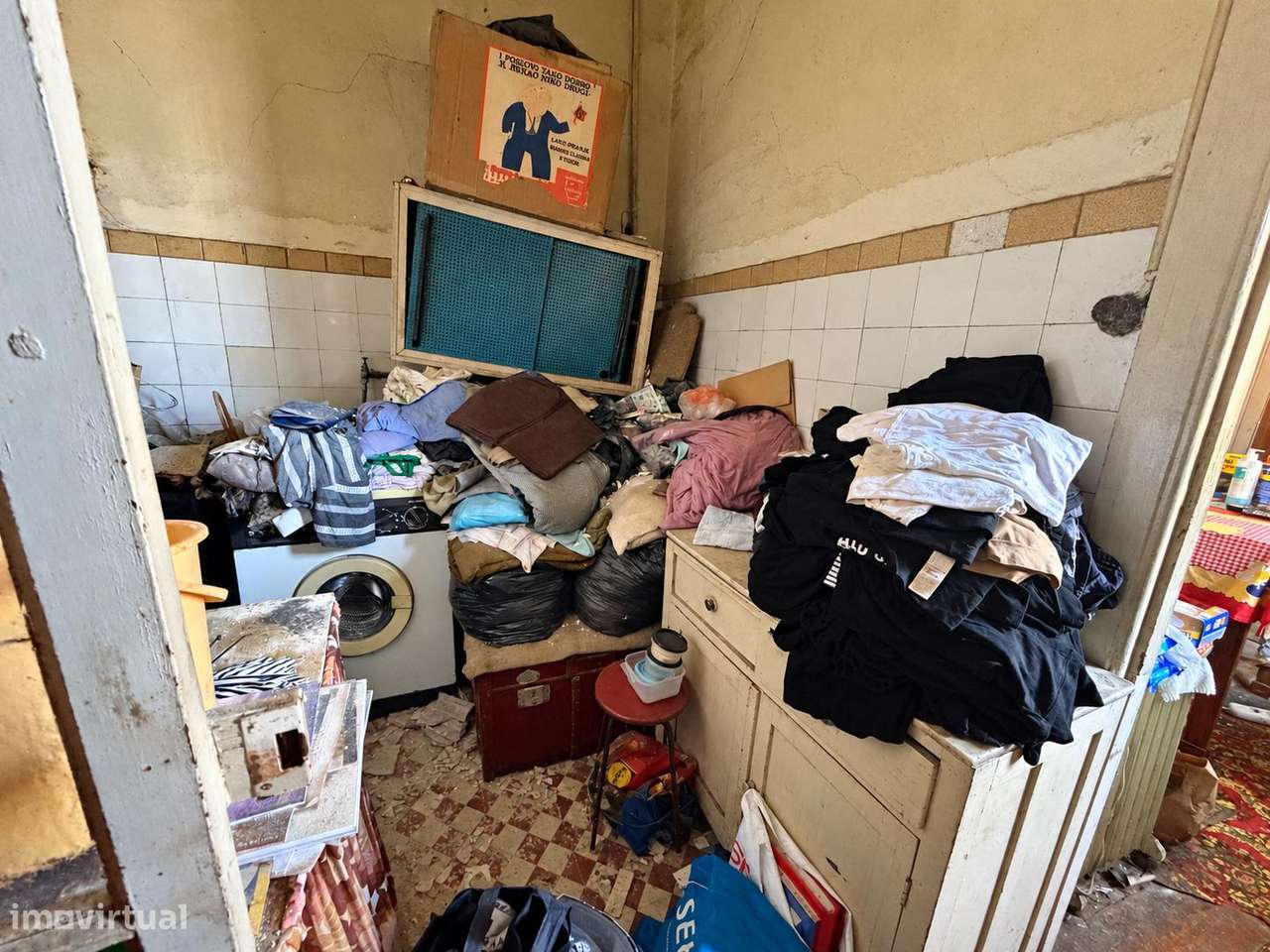 Prédio | 23 Divisões | Garagem 2 Carros | Quintal 90m2 | Rio Tinto-24