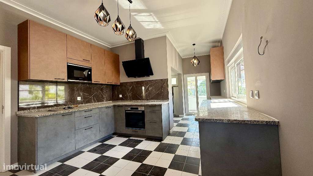 Moradia Isolada T5 com garagem em zona de Santa Clara - Grande imagem: 3/26