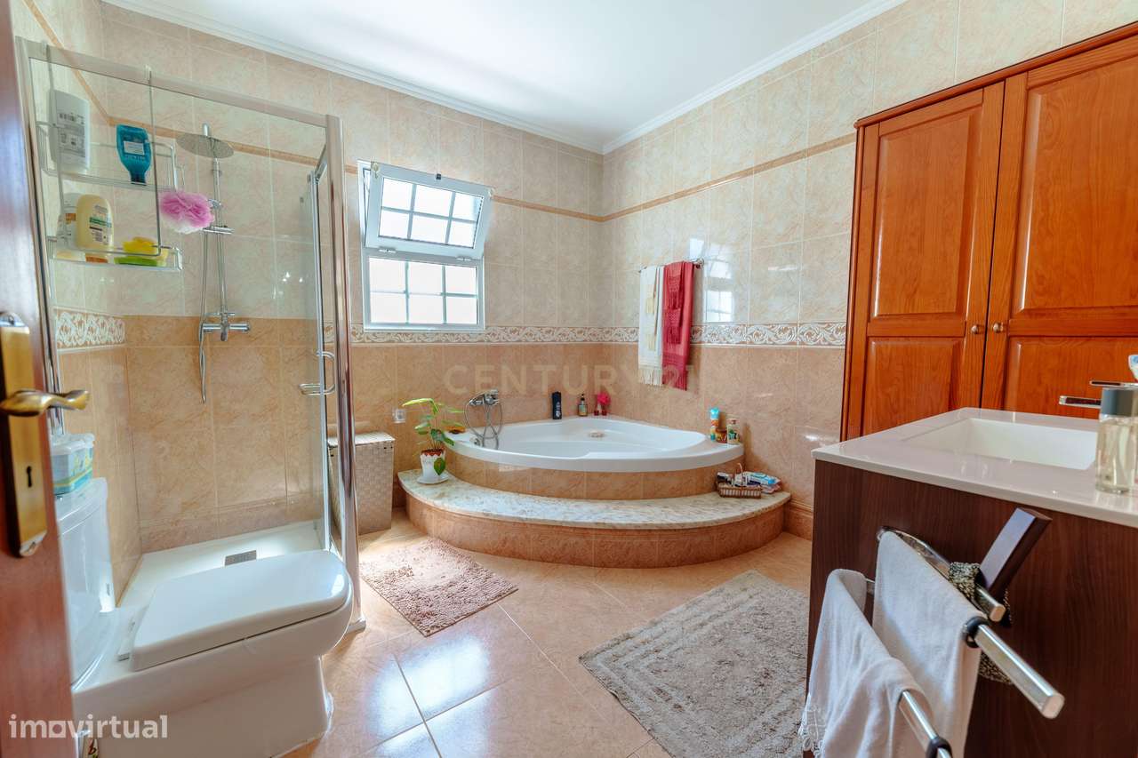 Moradia T4 com 2.971 m² de Terreno e Vista Panorâmica-11